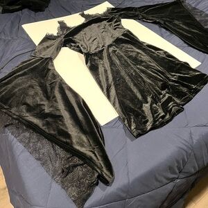 🦇 Black Velvet Elvira Dress size Large